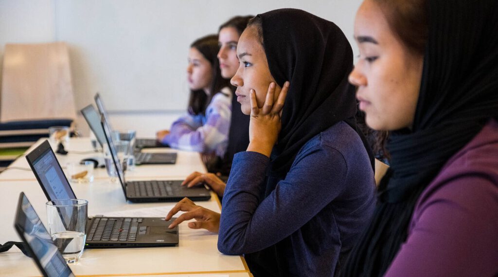 Beitragsbild Ein Computerkurs für junge Frauen